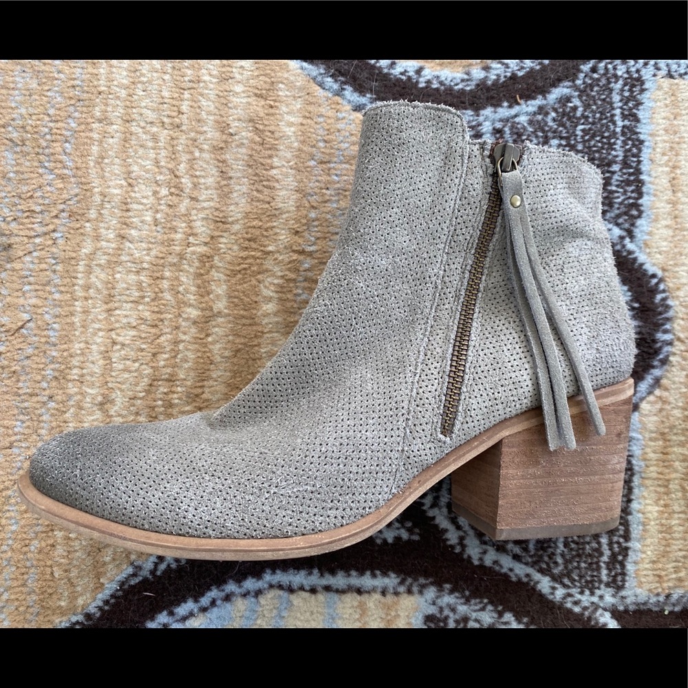 Women Hinge Size 10M Booties